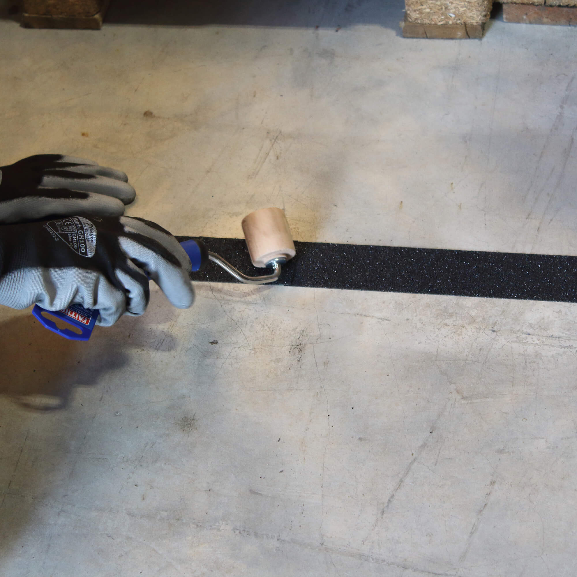 ROLLER Seam Roller Black Tape Application Shot 7 Web